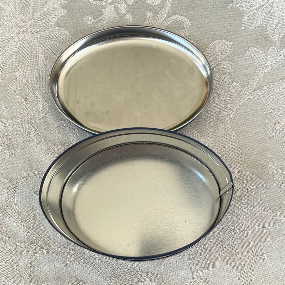 Hershey's Milk Chocolate Kisses Oval Tin-Empty - Picture 7 of 7